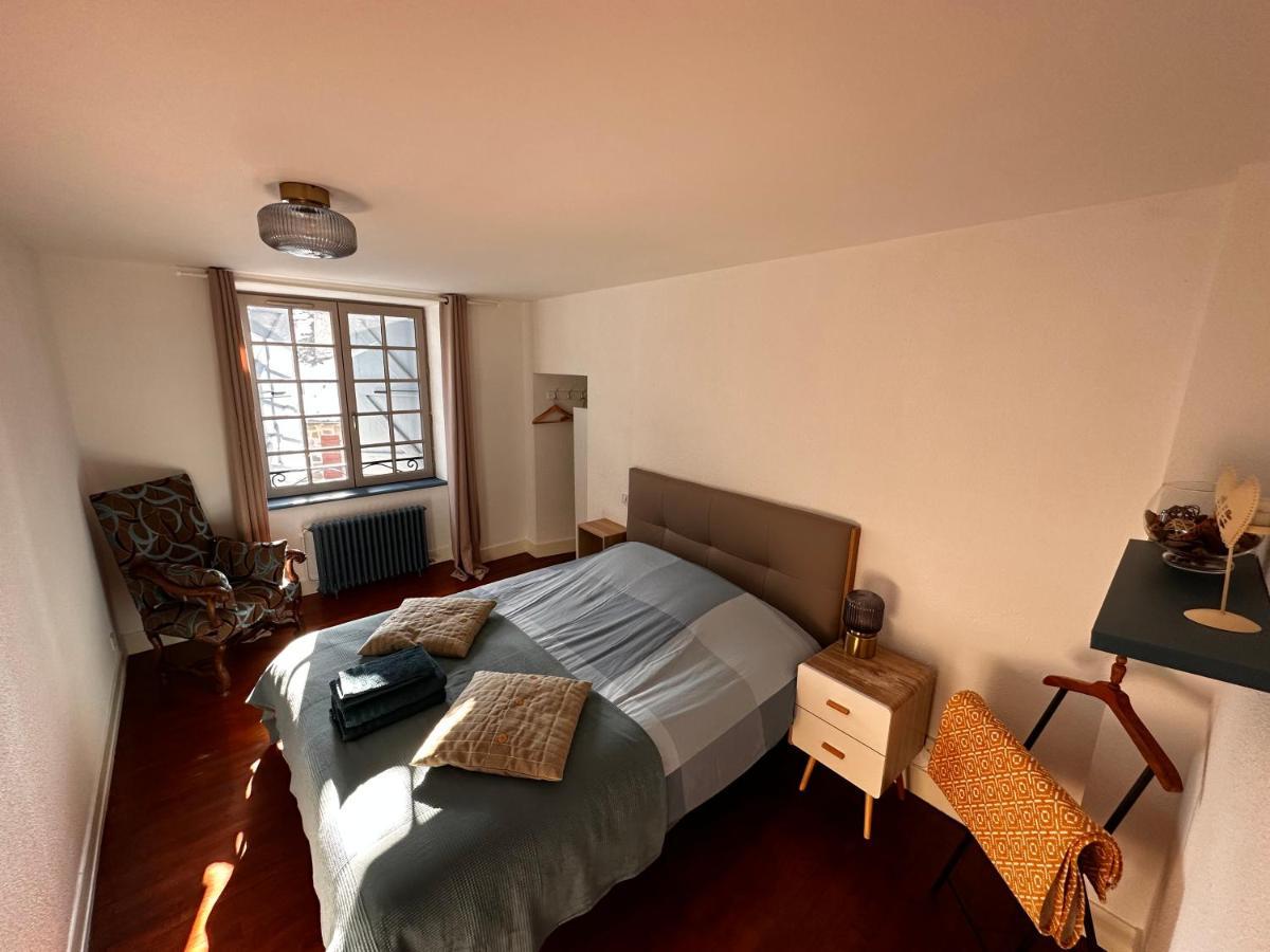 La Maison Aux Volets Bleus 2eme Etage * Vic-sur-Cère